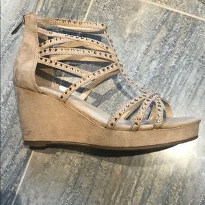 Gorgeous embellished suede Sandal in nude
